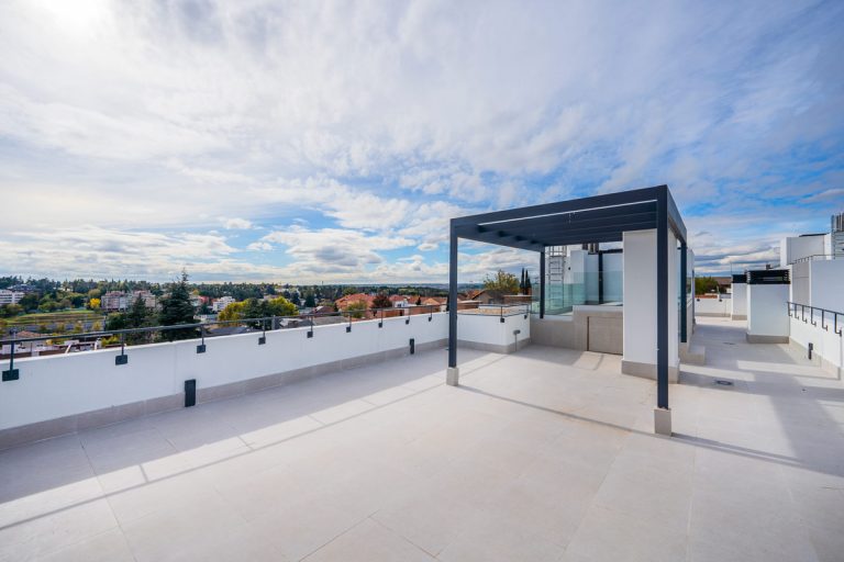 Promociones nueva de Altos de Puerta de Hierro. Viviendas de calidad y alta eficiencia energética, con domótica integrada y climatización mediante aerotermia.